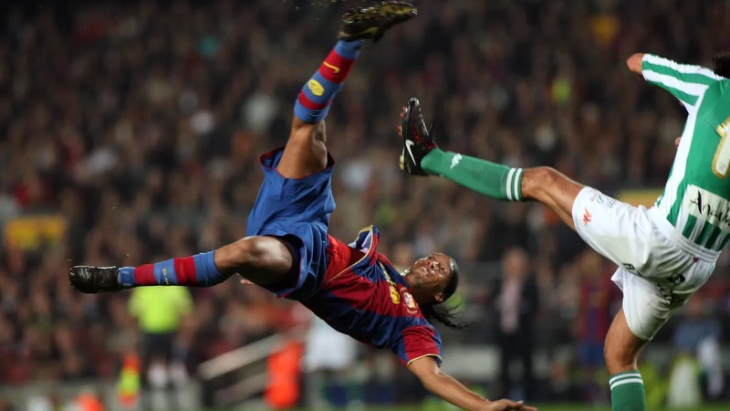 Khi cầu thủ Ronaldinho chơi bóng, thực sự nó như một buổi trình diễn Khi cầu thủ Ronaldinho chơi bóng, thực sự nó như một buổi trình diễn
