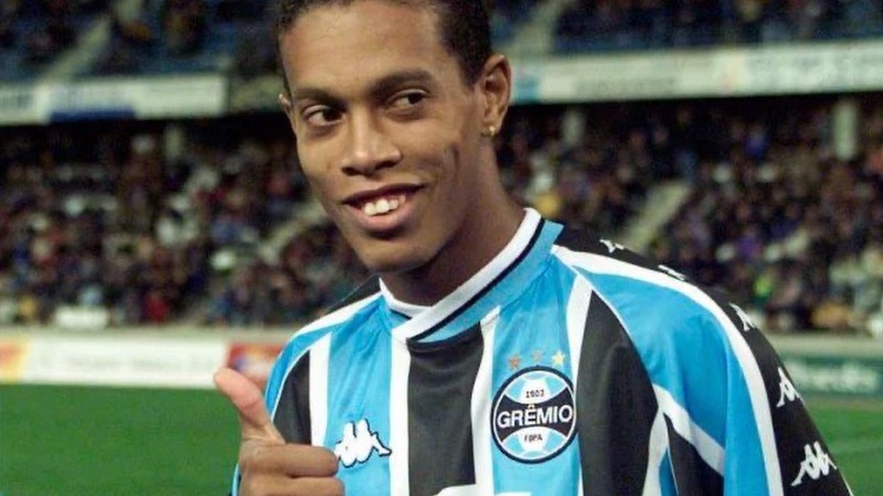 Cầu thủ Ronaldinho cũng bắt đầu sự nghiệp từ Brazil Cầu thủ Ronaldinho cũng bắt đầu sự nghiệp từ Brazil